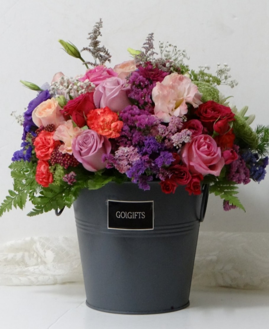 باکس گل سایز 35 در گلدان فلزی طوسی برند گل گیفت