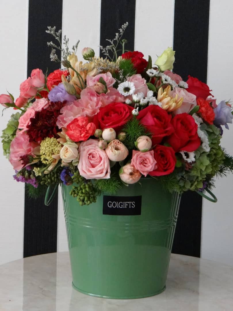 باکس گل سایز 35 در گلدان فلزی سبز برند گل گیفت
