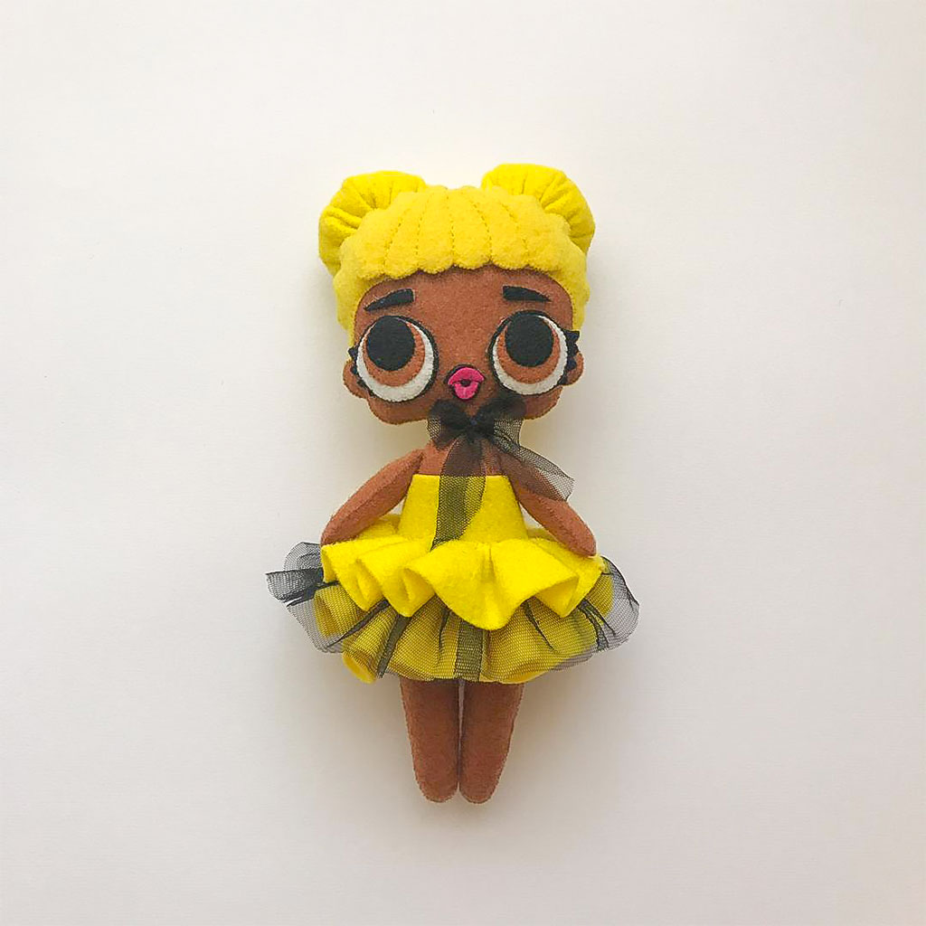 عروسک نمدی دختر سیاه پوست با لباس زرد ۳۰ سانتی متری