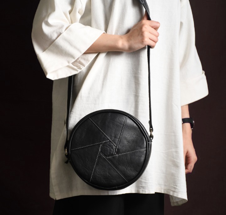 کیف دوشی زنانه دایره ای مشکی چرم طبیعی