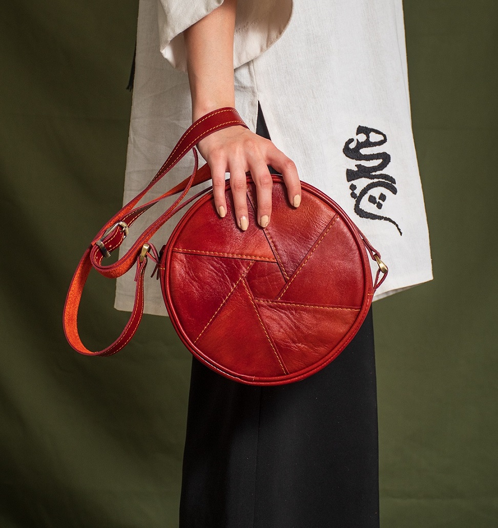 کیف دوشی زنانه دایره ای قرمز چرم طبیعی