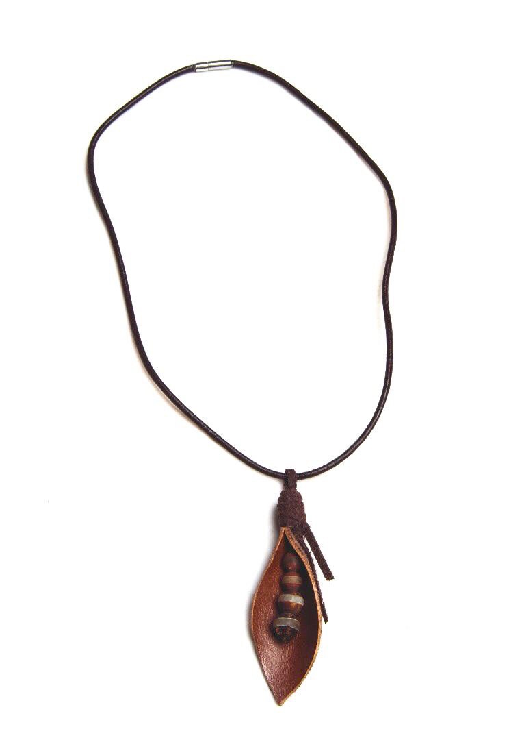 گردنبند با بند چرم و قفل مگنتی استیل همراه با آویز سنگ