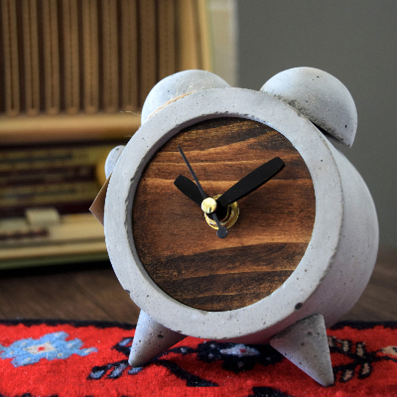 ساعت رومیزی بتنی پس زمینه چوبی