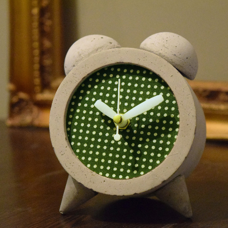 ساعت رومیزی بتنی سبز خالدار سفید