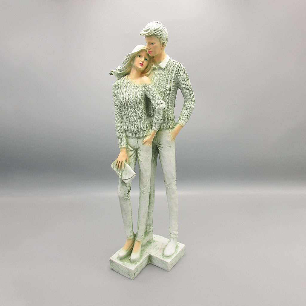 مجسمه دختر وپسر در آغوش