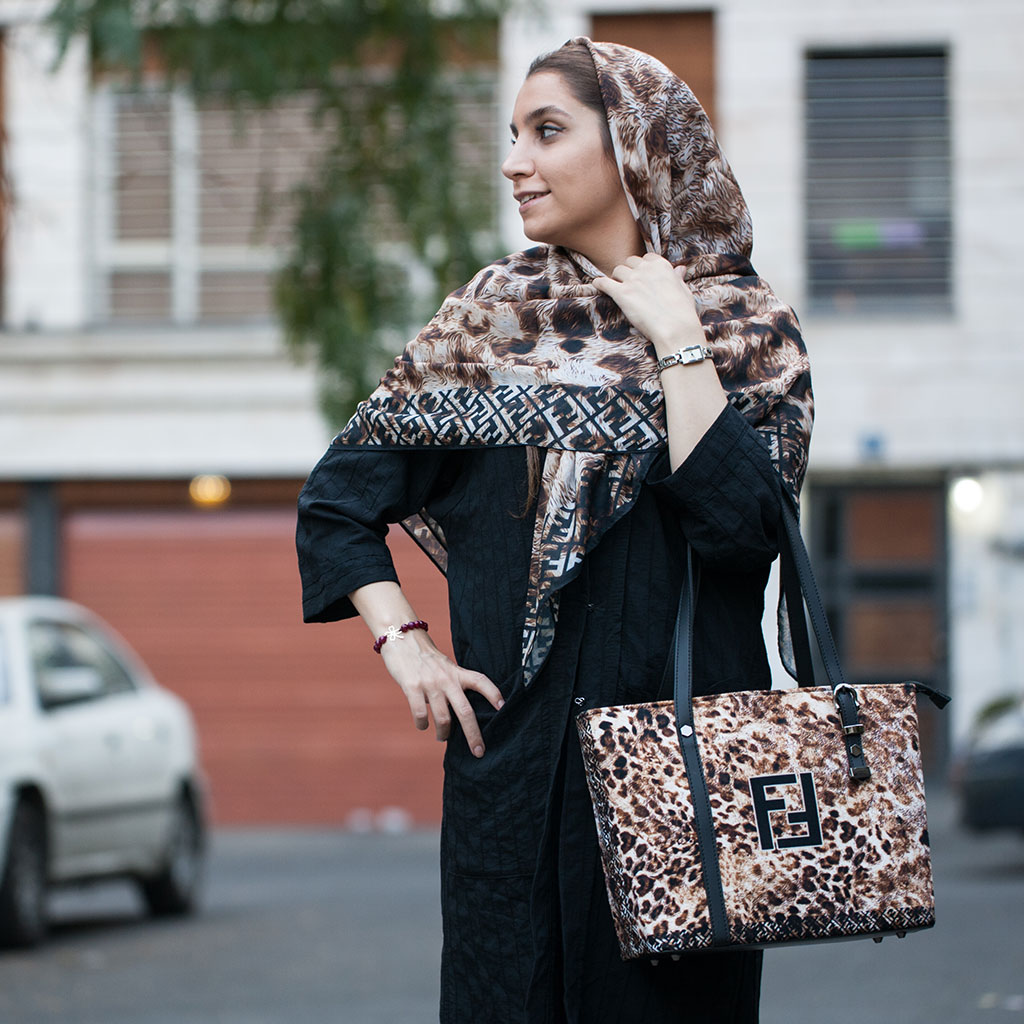 کیف بزرگ پلنگی  طرح Fendi به همراه روسری