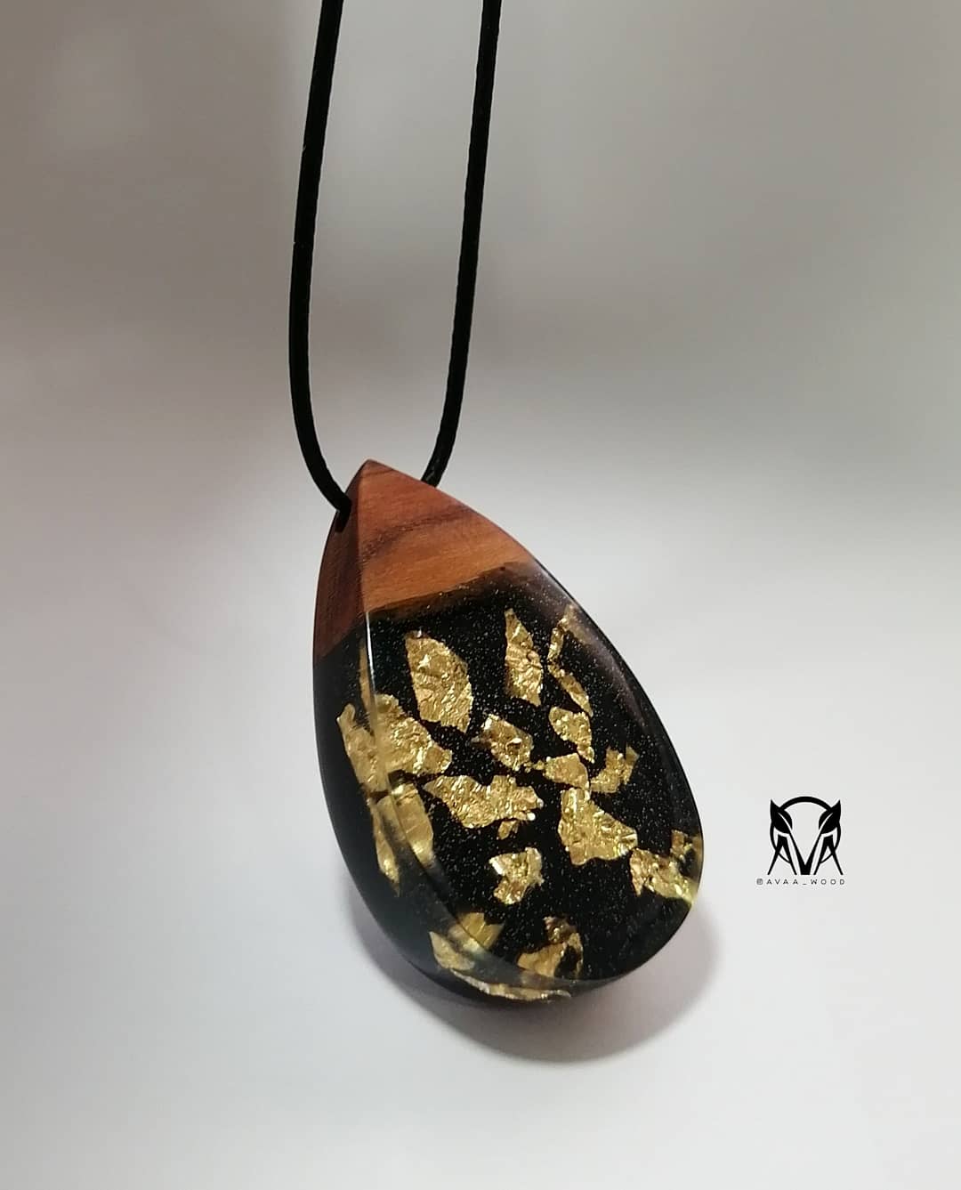 گردنبند چوبی و رزین مشکی طلایی