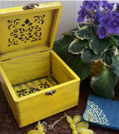 جعبه چوبی پتینه کاری شده زرد
