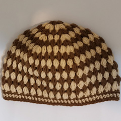 کلاه دستبافت کاموایی قهوه‌ای و کرم