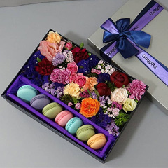 باکس سفارشی گل طبیعی و ماکارون Sweet box