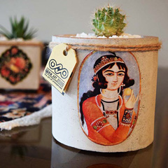 گلدان بتنی استوانه طرح قجریبا لباس نارنجی