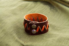 دستبند چرم طبیعی با نوار های اشبالت